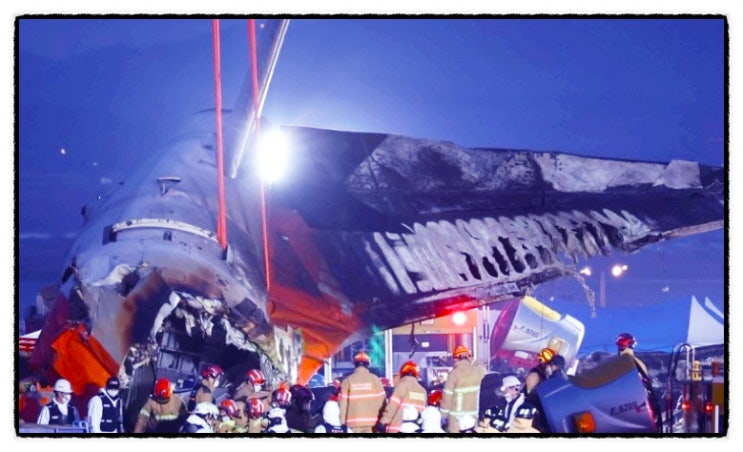 <b>무안공항 여객기 추락사고</b> 사망자 177명 확인 실종자 두명