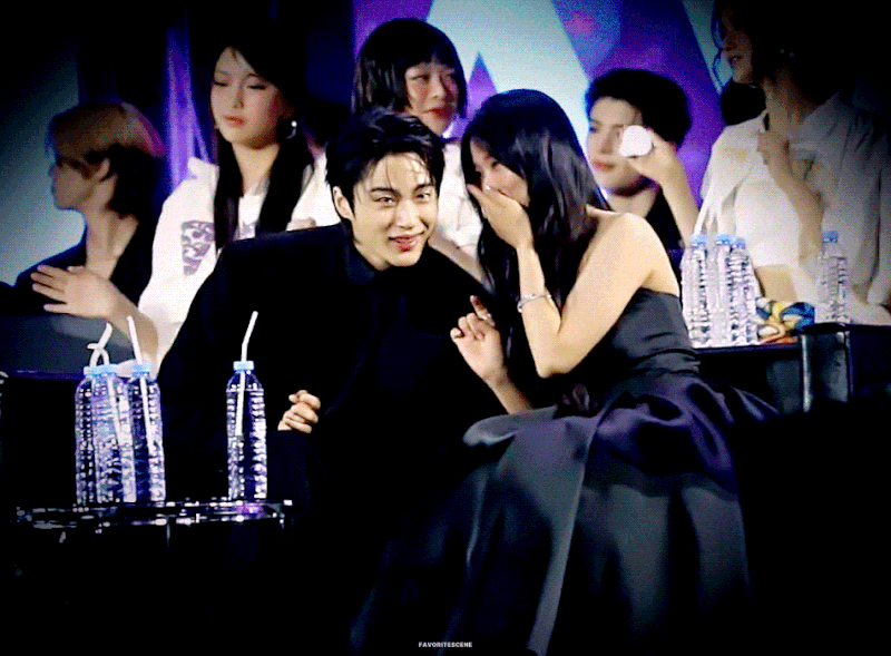 Suspicious Glances Towards Byeon Woo-seok and Kim Hye-yoon at the AAA Awards