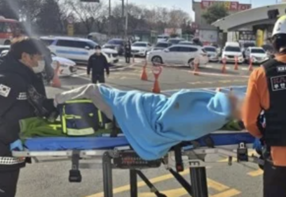 <b>무안공항</b> 제주항공 추락 대형... 2명, <b>사고</b> 현장, <b>수습</b>, 목격담... 