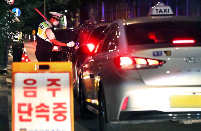 “술 마시고 뺑소니, 3천만원에 합의”…음주차량 골라 돈 뜯어낸 선후배들 “술 마시고 뺑소니, 3천만원에 합의”…음주차량 골라 돈 뜯어낸 선후배들