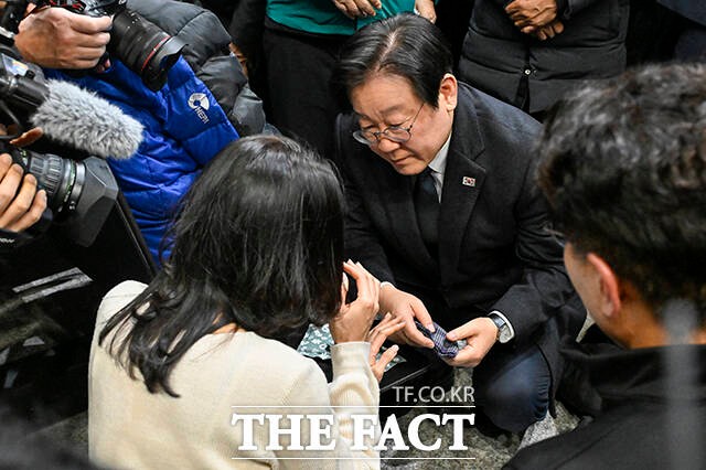 <b>제주항공</b> 여객기 <b>사고</b> 유가족 위로하는 <b>이재명 대표</b>