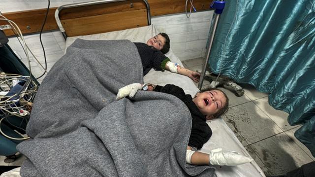 또 <b>가자지구</b> 병원 급습... 이스라엘, <b>휴전협상</b> 안중에도 없나... 