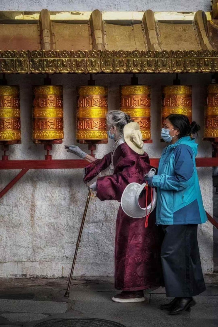  티벳여행 티베트여행 조캉사원 바코르에서 순례하는 사람들