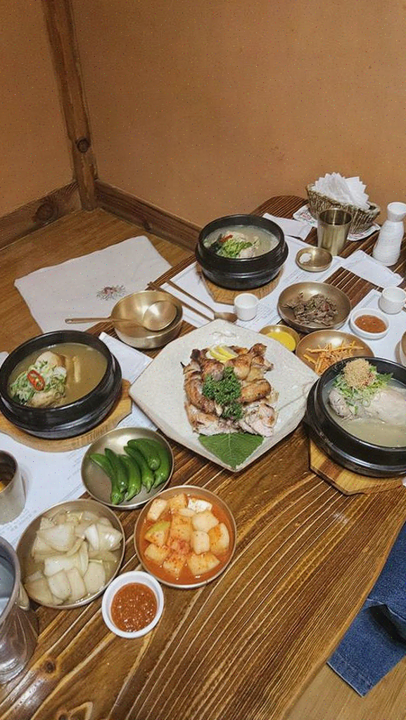  한옥인테리어에서 즐기는 창원 삼계탕, 특별한 날 전복삼계탕까지!