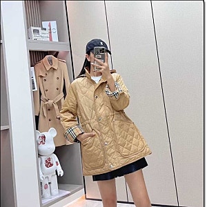 오~래 소장하는 버버리 퀼팅코트 핵심 아이템중에 하나죠.