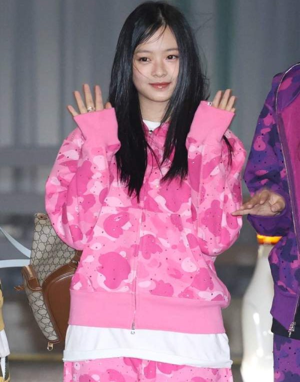 <b>뉴진스</b> 공항에서 아찔한 상황! 팬들의 과격한 행동에 하니... 
