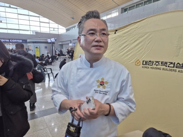 <b>안유성</b> 셰프의 김밥 봉사 <b>무안공항</b> 사고 <b>유가족</b> 위로