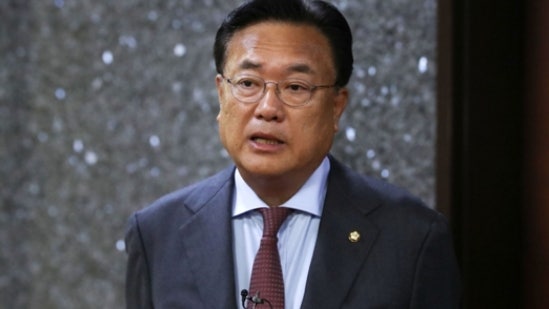 <b>정진석</b> 의원 프로필: <b>비서실장</b>과 국회의원, 가족 배경과 재산까지!