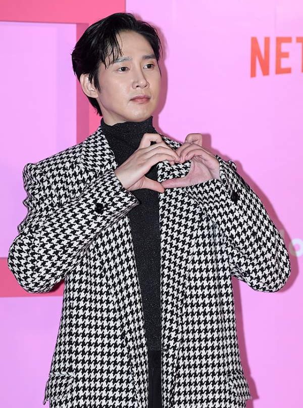 <b>박성훈</b>, SNS 실수로 큰 <b>논란</b>! '<b>오징어 게임</b>' 출연 후 예상치... 