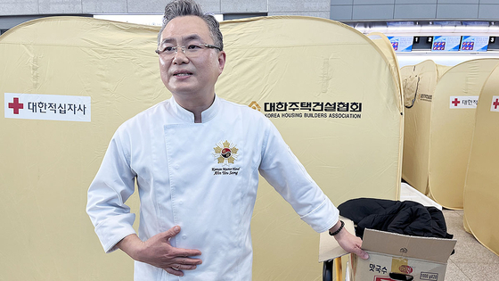 <b>안유성</b>도 <b>김밥</b> 200줄 싸왔다…<b>무안공항</b>에 십시일반 모인 온정들