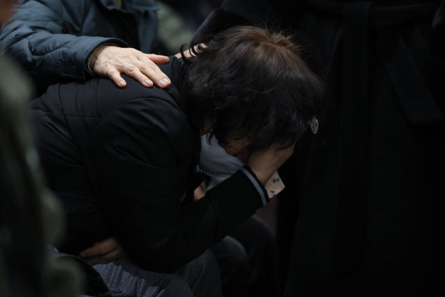 <b>유가족</b> ‘통곡의 바다’된 현장 [무안공항 <b>여객기 참사</b>]