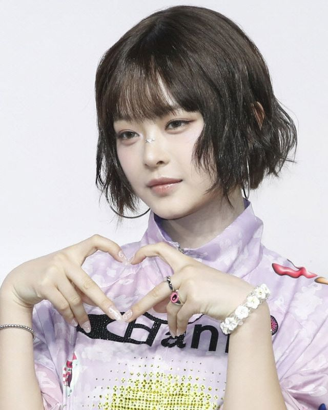 <b>뉴진스</b> 하니, <b>극성팬</b> 신체<b>접촉</b>에 눈물… "너무 미안"
