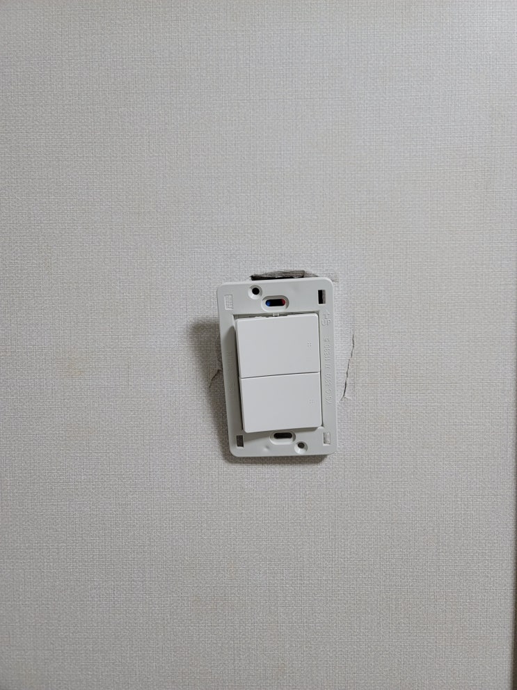  뜯어진 전등스위치로 찢어진 벽지 보수 콘센트 도배복원