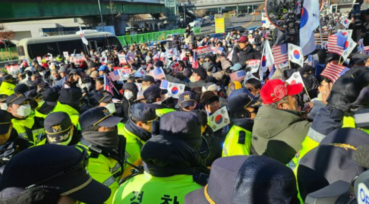 尹측 "헌재에 <b>체포영장</b> 권한쟁의·<b>효력정지</b> 가처분신청 예정"