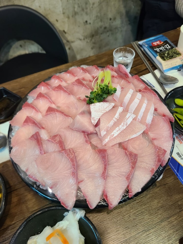  방어마니아들이 줄서서 먹는 왕십리맛집 <왕십리어시장>(제철 대방어, 새우튀김, 라면, 회덮밥, 매운탕)