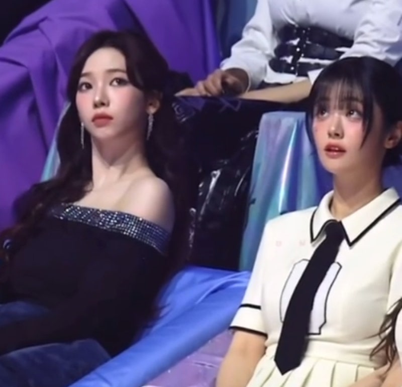 난리난 카리나VS쵸단 투샷 우열 가릴 수 없는 미모대결 속 각선미 돋보인 미니원피스 패션 어....