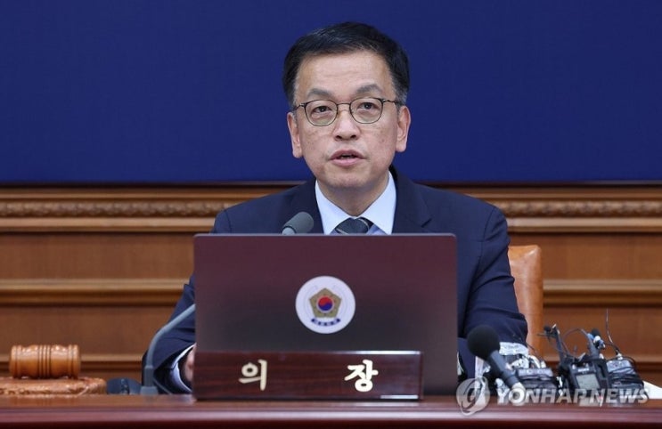 崔대행, 국회몫 헌법재판관 3명 중 2명 임명…野추천 1명 보류 崔대행, 국회몫 헌법재판관 3명 중 2명 임명…野추천 1명 보류