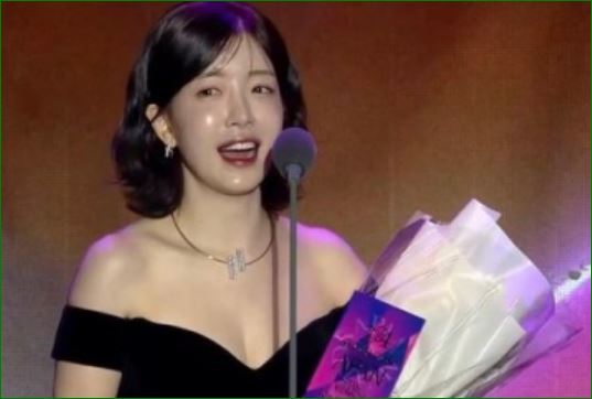 <b>이이경</b>, 스타 어워즈에서 우수연기상 <b>전여친 정인선</b> 언급! 화제~