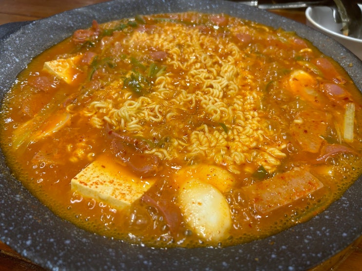  전농사거리에서 느끼는 햄사리가 가득하고 푸짐한 부대찌개 맛집 <복래네 부대찌개>