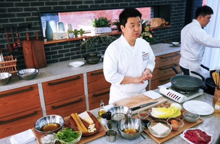 유명 셰프 메뉴로 직장인 맛집된 구내식당 인기..