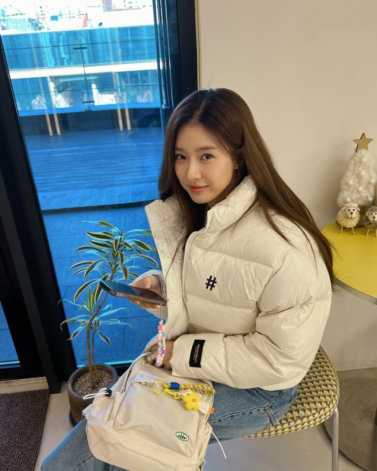  배우 김소은 겨울 패션 화사한 패딩이 잘 어울리는 그녀