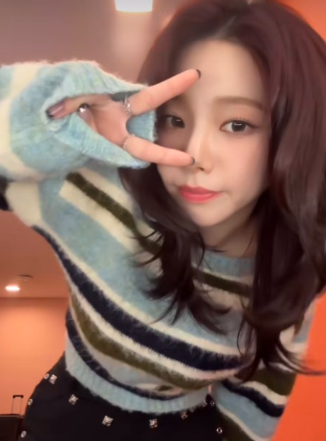  카리나의 패션 트렌드력 오만점이 가미된 OOTD로 완성한 매력적인 데일리룩 보러가자!