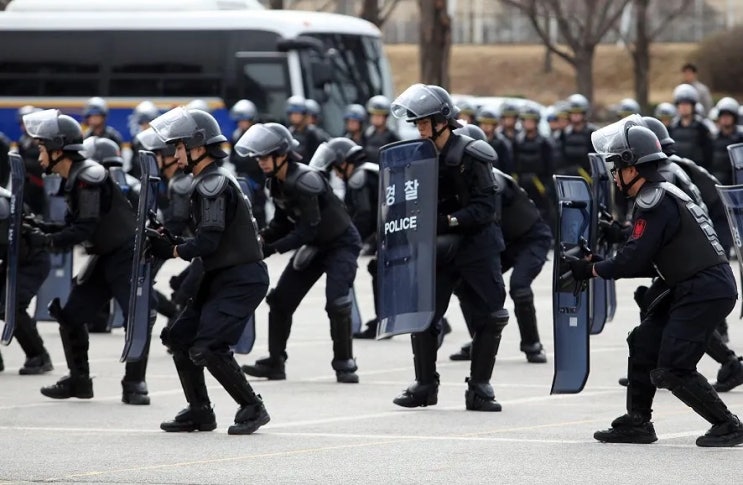 <b>경찰기동대</b>(警察機動隊, Mobile Police / Riot Police)