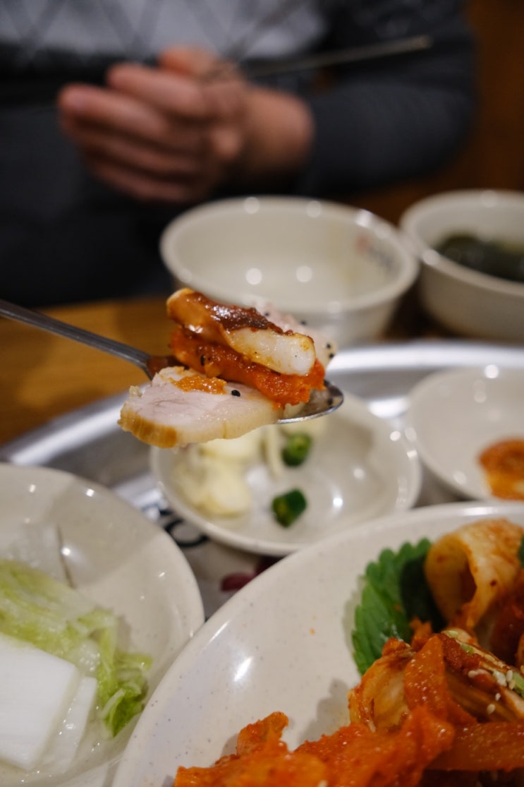  오봉집은 강남역 4번출구 맛집인데 가브리살 수육으로 보쌈 만들어먹을 수 있는 회식 장소로 최고