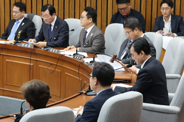 '<b>내란혐의</b>' 국정<b>조사</b>에서 '가짜뉴스' 꺼낸 국민의힘