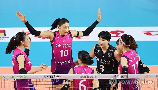  '김연경 16점' 흥국생명, 정관장 꺾고 챔피언결정 1차전 승리