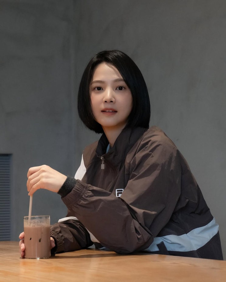  동안 미모의 대표 여자 연예인으로 손 꼽히는 윤승아의 스윗한 휠라 여성 경량 바람막이 자켓 코디 추천