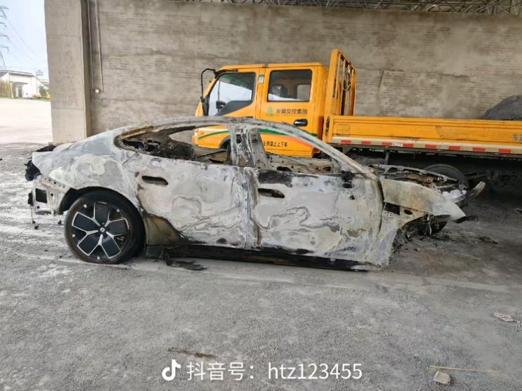 <b>샤오미 전기차</b> SU7, 고속도로 <b>사고</b> 후 <b>화재</b>… 탑승자 전원 사망
