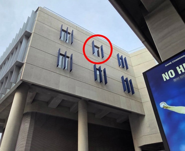 프로야구 경기 중 외벽 추락 사고.. 팬 사망에 <b>리그</b>도 멈췄다
