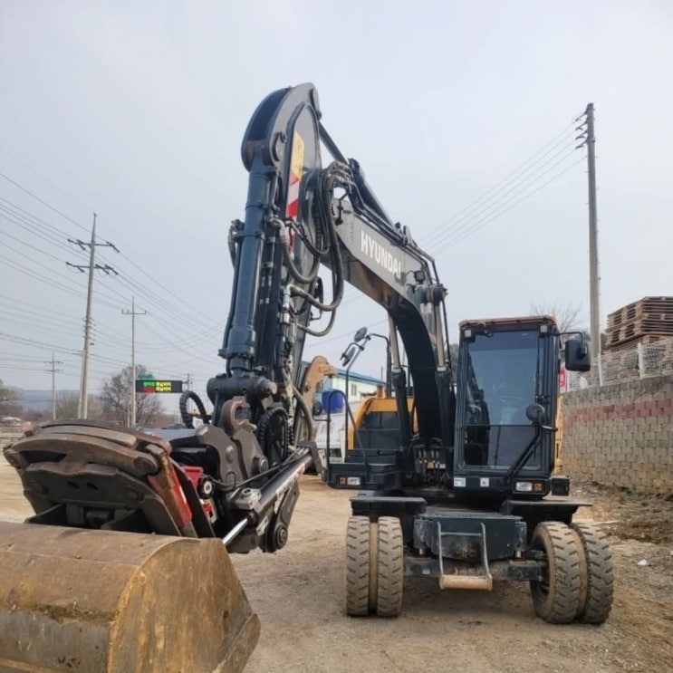 현대 HW155A 3460시간 2023년식 1억1950만원 판매합니다. 코집(틸트 레벨기 탈거) 현대 HW155A 3460시간 2023년식 1억1950만원 판매합니다. 코집(틸트 레벨기 탈거)