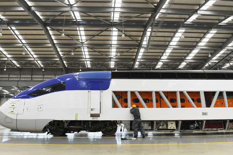  KTX 21주년 맞이 친환경 페인트로 꽃단장 중[한국철도일보]