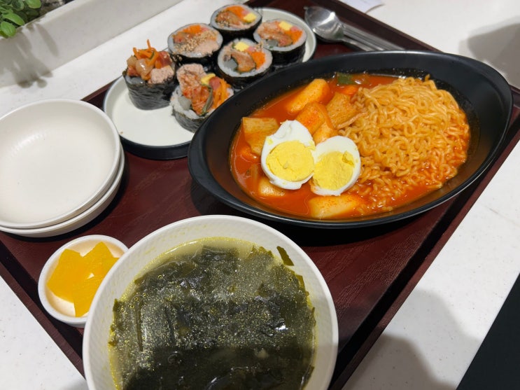  롯데백화점 잠실 푸드코트 분식맛집 <유미분김밥 잠실 롯데월드몰점>(묵은지참치김밥, 푸짐 라볶이, 미역국)
