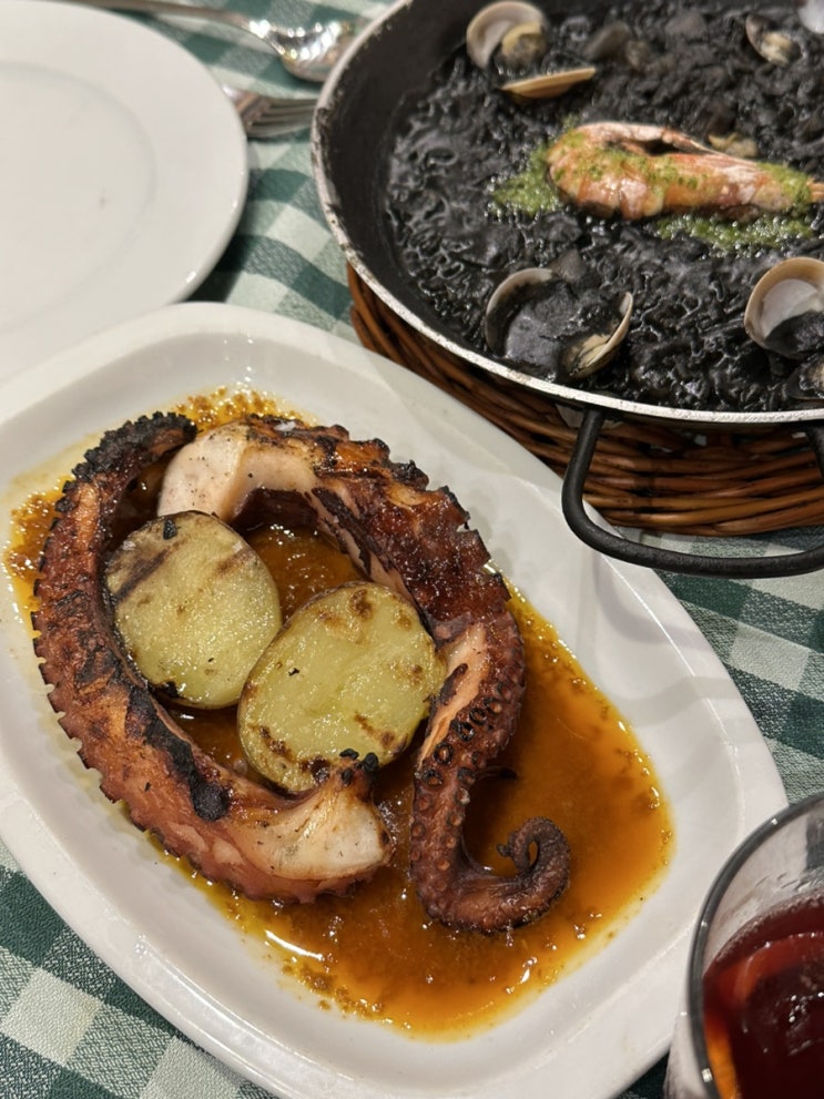  스페인 바르셀로나 맛집: 엘글롭(El glop): 먹물빠에야, 뽈뽀, 샹그리아