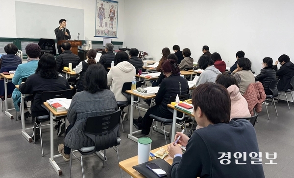 남성 요양보호사 늘어난다… 돌봄직업에 달라진 시선 남성 요양보호사 늘어난다… 돌봄직업에 달라진 시선