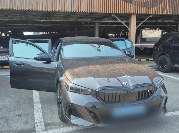  과천 출장세차 BMW i5 차량 2열 구토 사고, 냄새와 얼룩 걱정 끝낸 실내크리닝 후기
