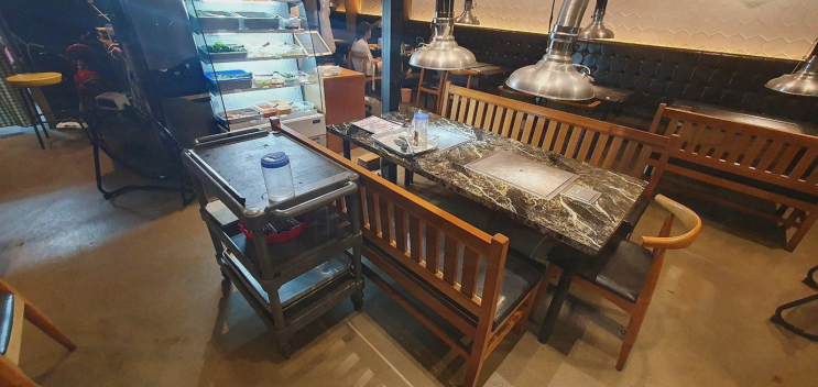  육즙 가득한 숙성 삼겹살과 방촌동 막창의 환상적인 조화