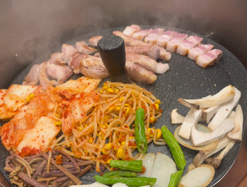  솥뚜껑에 구워주시는 경산고깃집 / 일행사동점