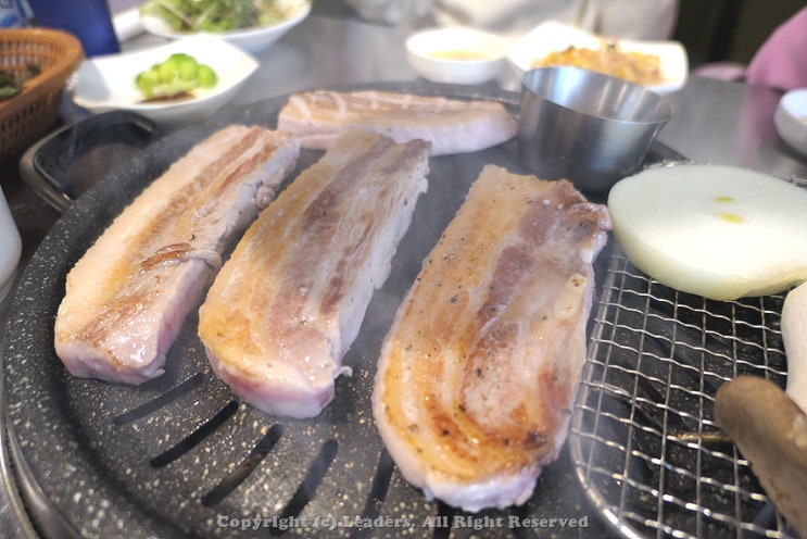 연탄불에 구운 기가막힌 삼겹살과 불맛의 통영고깃집