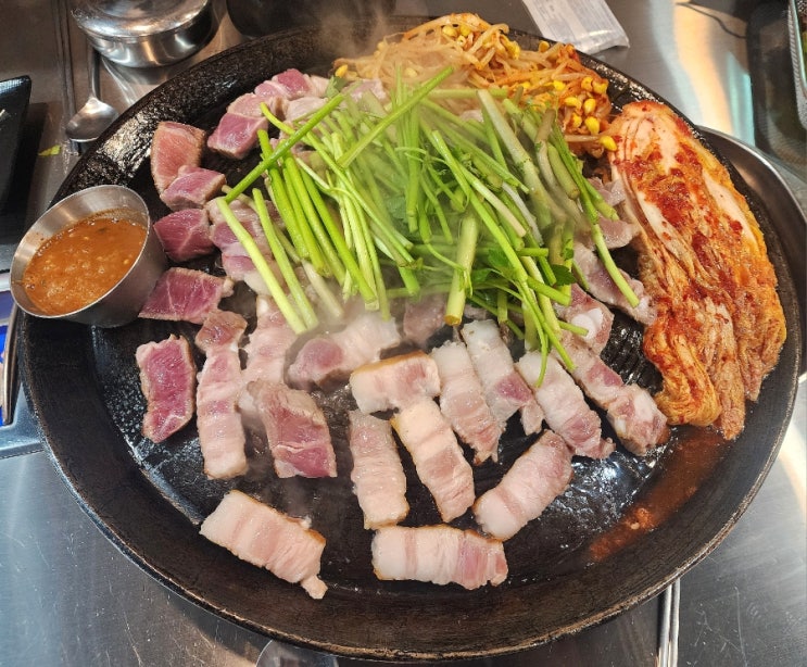  할매솥뚜껑삼겹살 용현점 - '600g에 3만원?' 가성비 대박인 용현동 미나리삼겹살 고기집 방문기