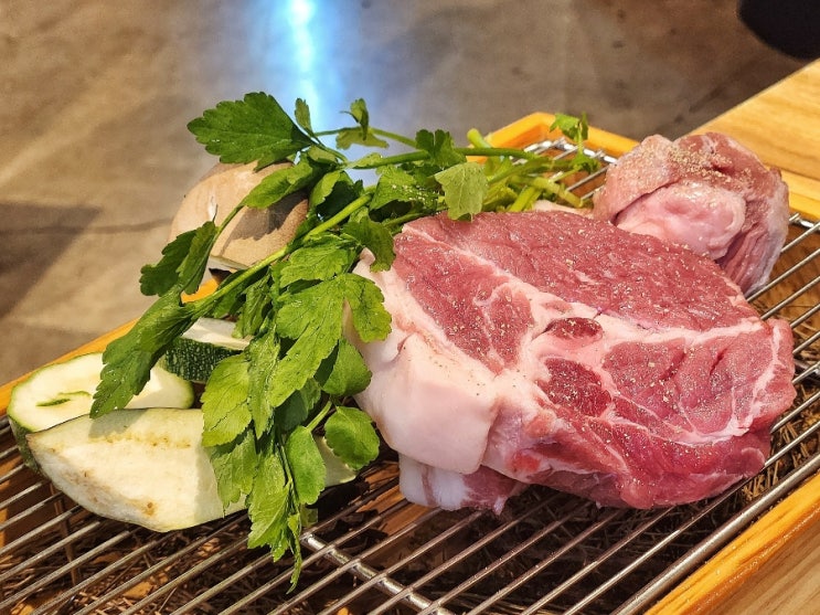 [합정 맛집] 돼지전, 제주산 숙성 돼지고기와 맛있는 하이볼을 즐길 수 있는 합정역 삼겹살 전문점 (합정 구워주는 고기집, 합정역 회식)