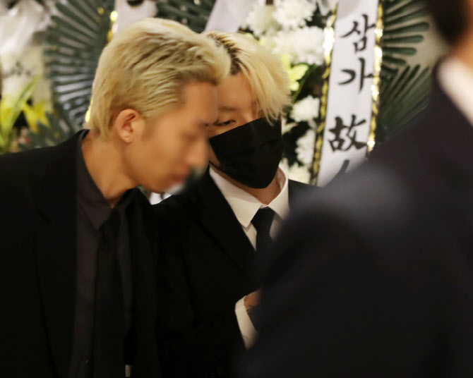 ‘父 장제원’ 빈소 지키는 노엘, 결국 눈물…“잘 보내드리겠다” ‘父 장제원’ 빈소 지키는 노엘, 결국 눈물…“잘 보내드리겠다”