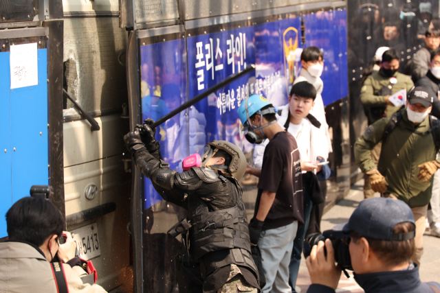 격분한 尹 지지자, 곤봉으로 <b>버스</b> 유리 <b>파손</b>…<b>현행범 체포</b>