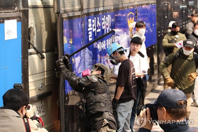  [尹파면] 격분한 尹지지자, 곤봉으로 경찰버스 파손…현행범 체포(종합)
