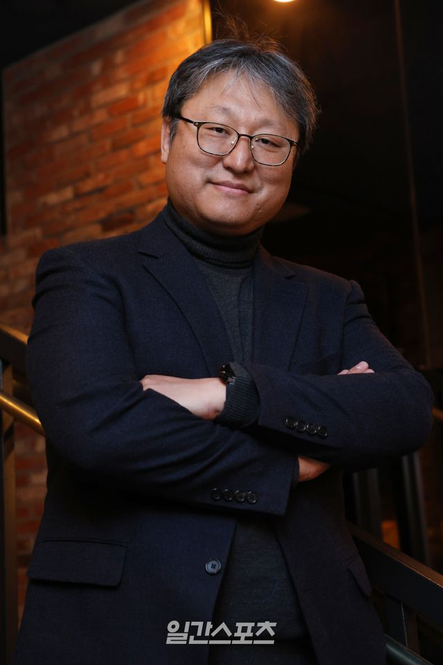 [단독] 조정래 감독 “尹 탄핵 인용에 눈물…영화인으로서 기뻐” [직격인터뷰]