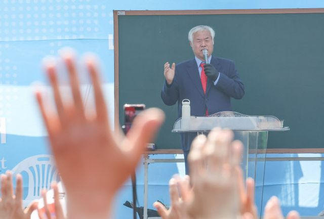 '탄핵반대 집회 주도' 전광훈 목사, 관저 앞서 선고 확인