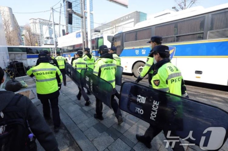 윤석열 <b>대통령</b> 탄핵 심판 선고날 '갑호비상' 발령, <b>경찰</b> 2만명... 